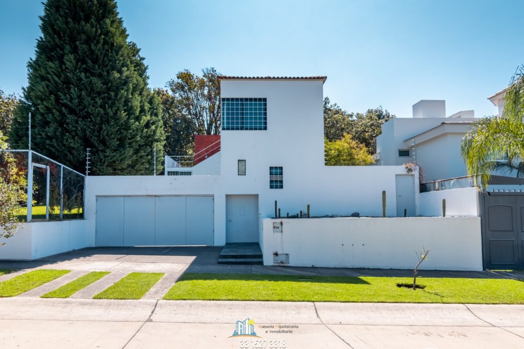 Casa En Venta En Bugambilias Con Alberca